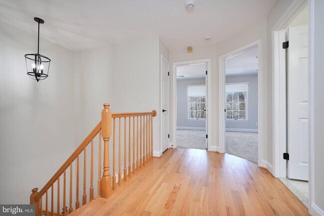 Building Photo - 28 Sterling Ct