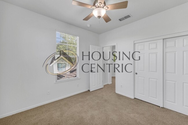 Building Photo - Beautiful Executive Home w/ Pool on 1/2 Ac...