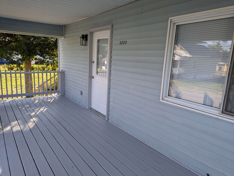 Building Photo - 1323 Oak St