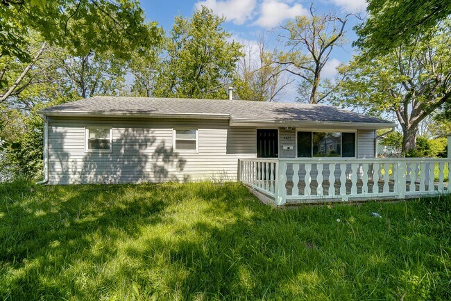 Building Photo - Three Bedroom with Driveway in Dayton!