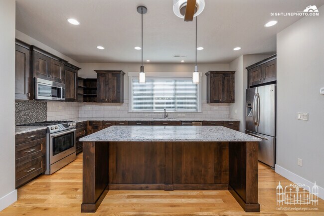 Building Photo - 3287 E Thoroughbred Ln