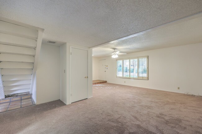 Building Photo - "Spacious 3-Bedroom Oasis with 1.5 Baths i...