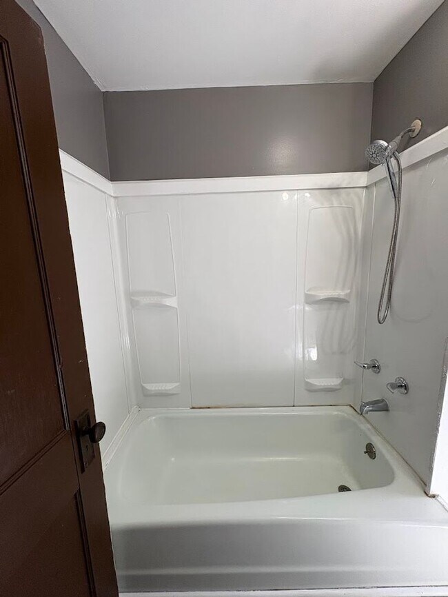 Building Photo - Three bedroom one bathroom home for rent