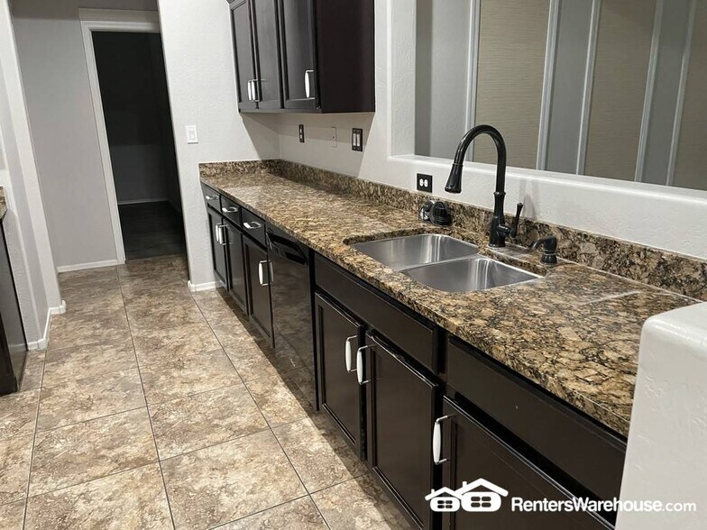 Building Photo - 10802 W Saddlehorn Rd