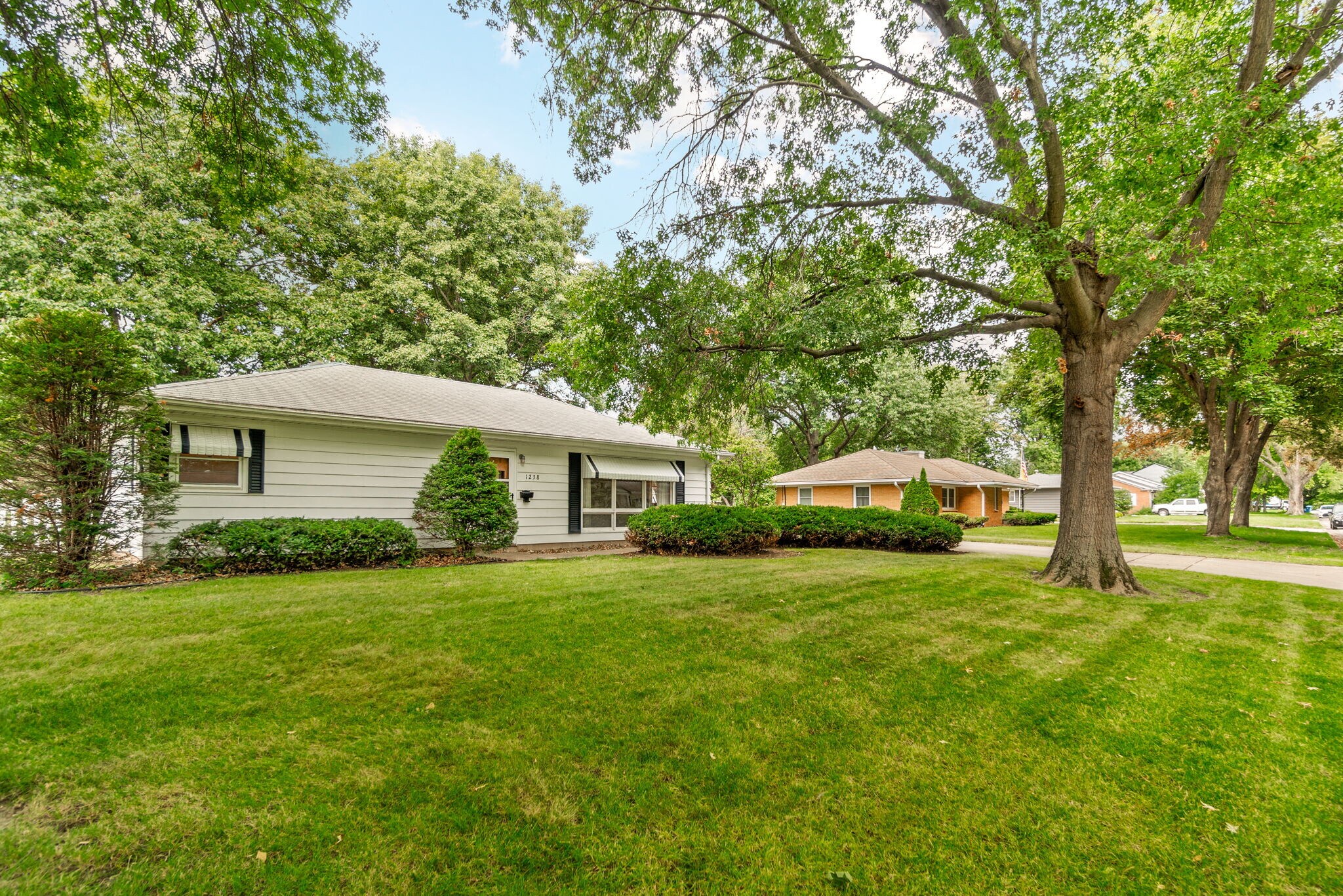Building Photo - 1238 S Hill Dr
