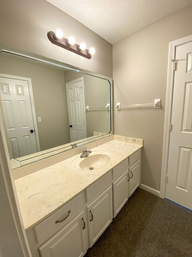 Building Photo - 5 Bedrooms with Bonus, 4 Bath Near Riverda...