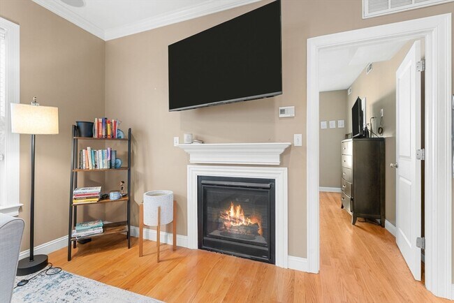 Building Photo - 619 E 3rd St