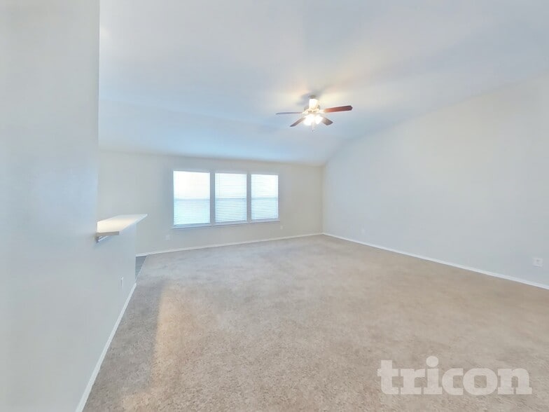 Building Photo - 1915 Pin Oak Ln