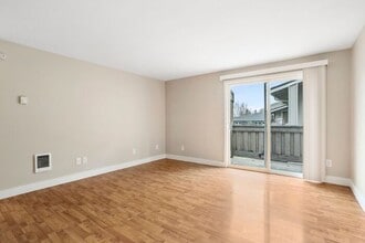 Building Photo - 2 bedroom Available! Pets OK! 1ST MONTH RE...