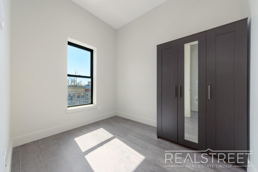 Building Photo - New Modern 2 Bed w Full Amenities + Dishwa...
