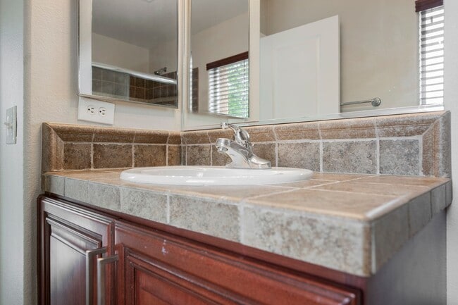 Building Photo - 3 Bedroom, 2.5 Bath Two Story Home in Sout...