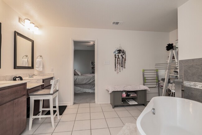 Building Photo - ** BEAUTIFUL 3 BED/ 2 BATH HOUSE **