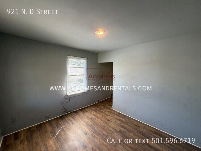 Building Photo - 921 N Dakota Ave