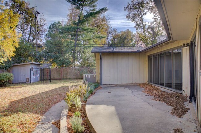 Building Photo - Beautiful Ranch-Style Rental in Marion Gar...