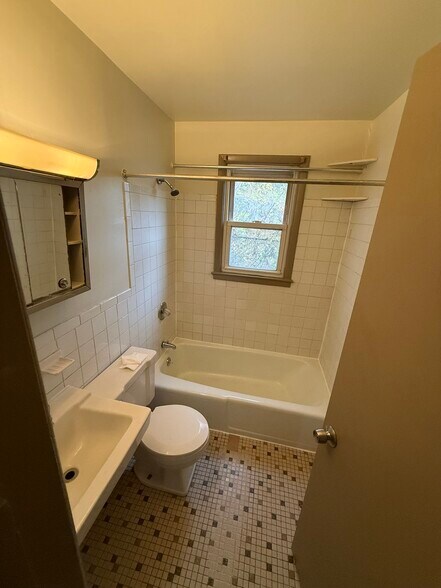 Building Photo - 372 Park St