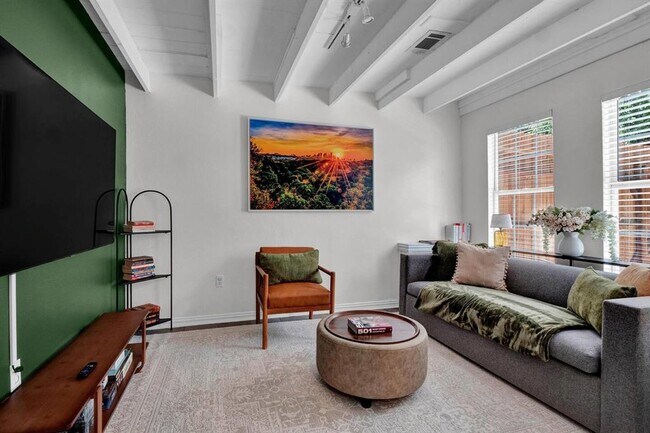 Building Photo - 211 Lessin Ln