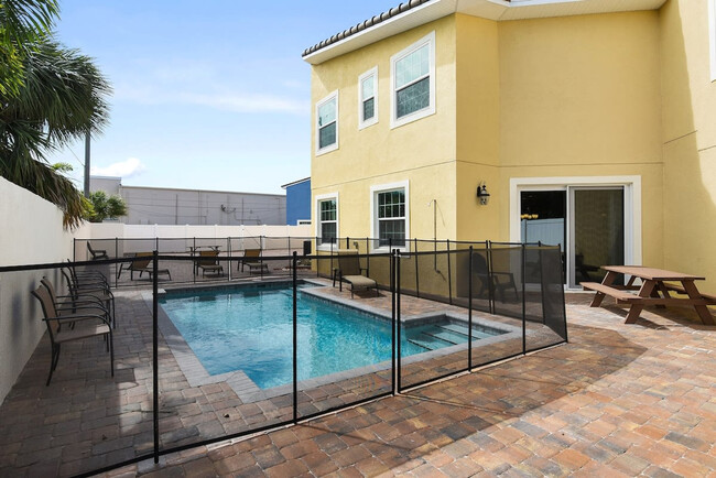 Building Photo - 132 Mediterranean Way
