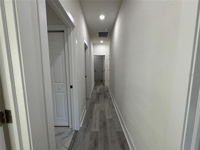 Building Photo - 702 Marion Oaks Manor