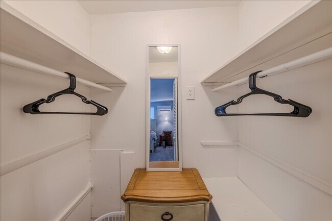 Building Photo - ANNUAL RENTAL - 3 Bed, 2 Bath Fully Furnished Home
