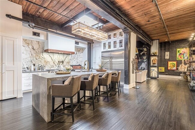 Building Photo - 320 Peters St SW