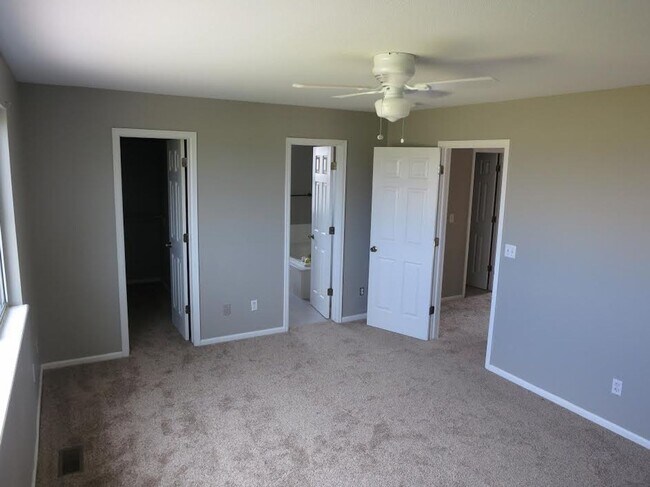 Building Photo - 3 bedroom / 3 bathroom / 3 car garage!