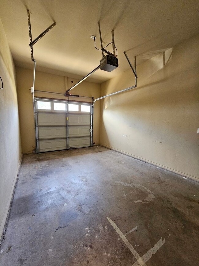 Building Photo - (3) Bed/(2.5) Bath Townhouse in Core Norman! Avail NOW!