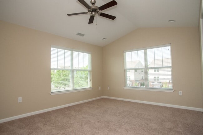 Building Photo - 3 Bedroom Townhouse at the Woodlands - END UNIT * only $500 deposit - End Unit