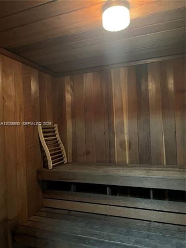 Building Photo - 2555 Collins Ave