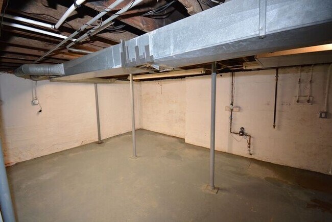 Building Photo - 4 Bedroom Home For Rent in Euclid Ohio