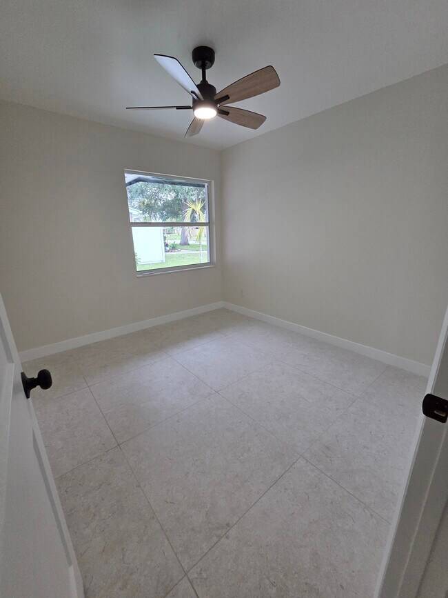Building Photo - 945 Brookview Ln