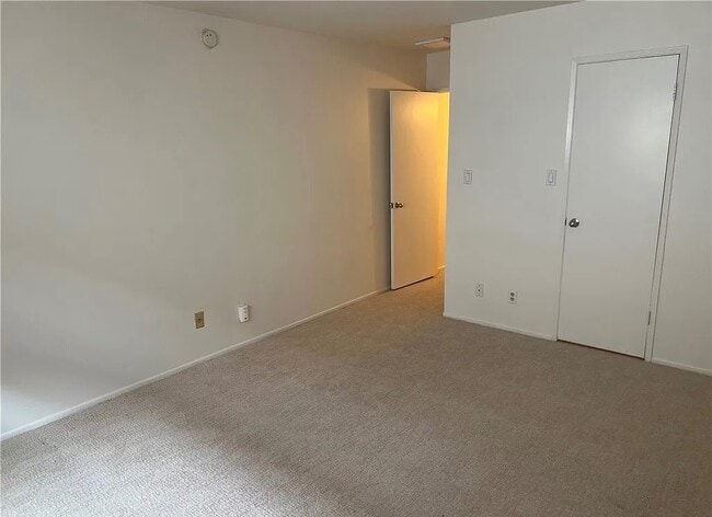 Building Photo - 55 Knolls Crescent