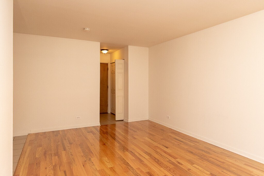Building Photo - 535 W Aldine Ave
