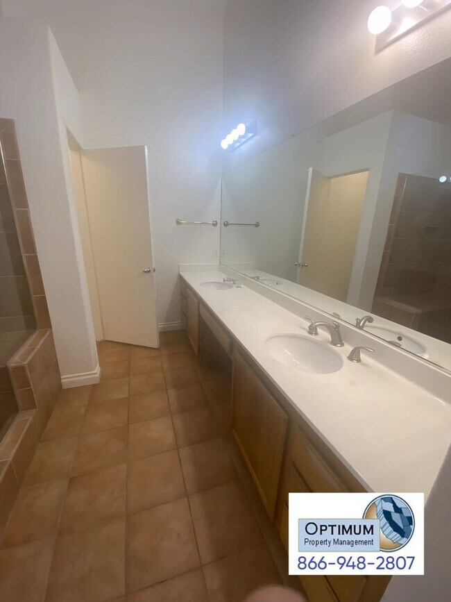 Building Photo - Charming 3-Bedroom, 2-Bathroom Home with E...