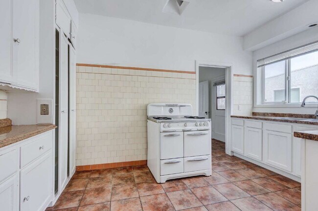 Building Photo - Stylishly Renovated Retro Duplex in the He...