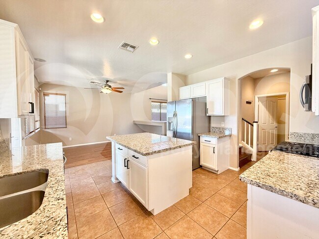 Building Photo - 3318 E Pinot Noir Ave