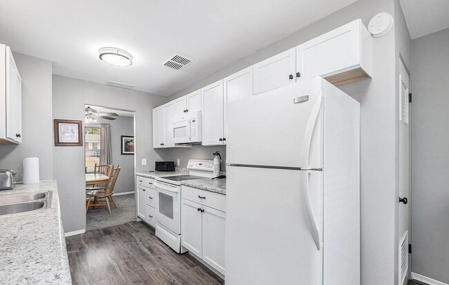 Building Photo - 520 S 70th St