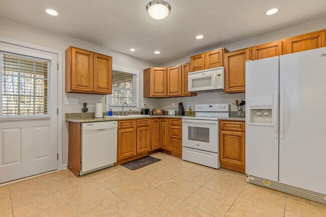 Building Photo - 27 W Ridge Dr SE