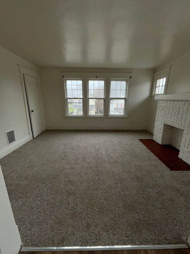 Building Photo - 512 E Hillcrest Ave