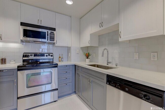 Building Photo - 2 BD 1.5BA Condo with Views! Location! Pen...