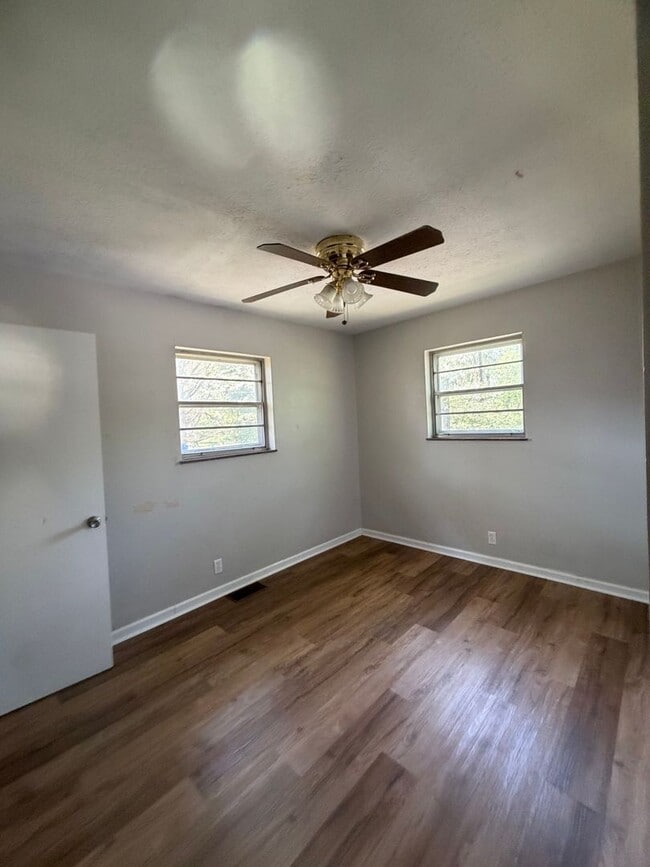 Building Photo - Alcoa City services and Schools 3 bedroom  home. call Debra Johnson 865-591-8281