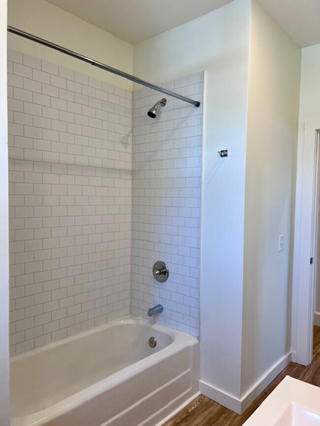 Building Photo - 549 Albany Ave