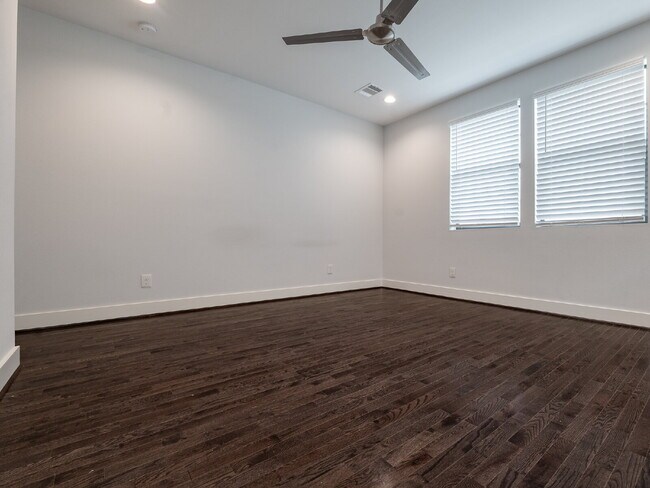 Building Photo - "Charming 4-Bed Houston Haven with Elegance on East 32nd Street!"