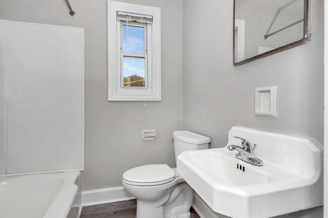 Building Photo - 207 Windham St SE