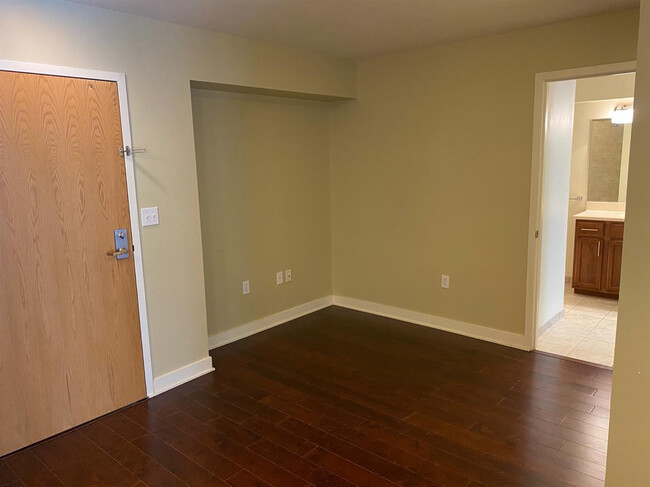 Building Photo - 111 N Ashley St