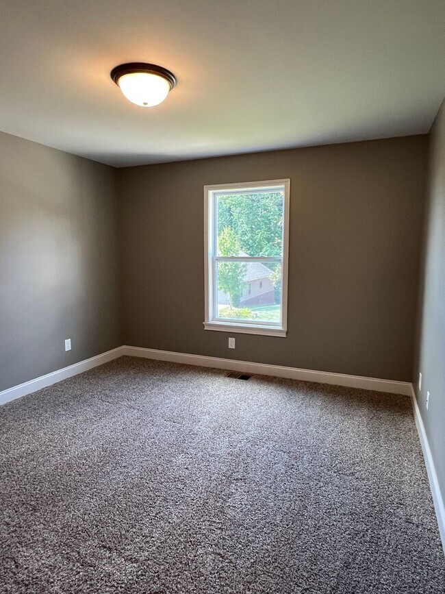 Building Photo - Lenoir City 37771 - Available 6/1/26, 3 bedroom, 2 bath home - Contact Chad Weeks (865)567-6193