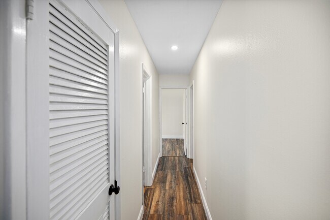 Building Photo - 115 Country Club Dr