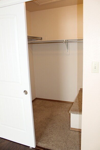 large walk in closet - 6469 McNichols Ct