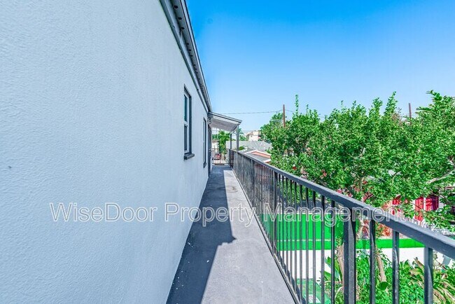 Building Photo - 1510 N Durant St