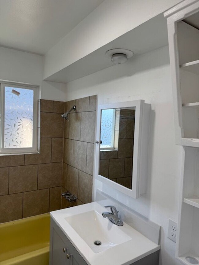 Building Photo - 624 Berrydale Ave