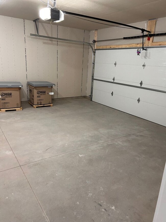 Building Photo - 3 Bed 3 Bath TownHome